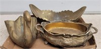 TRAY OF BRASS, SWANS, BOWLS, MISC