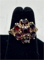 Vintage 10k Ring w/Garnet Flower Design - 3.1g TW