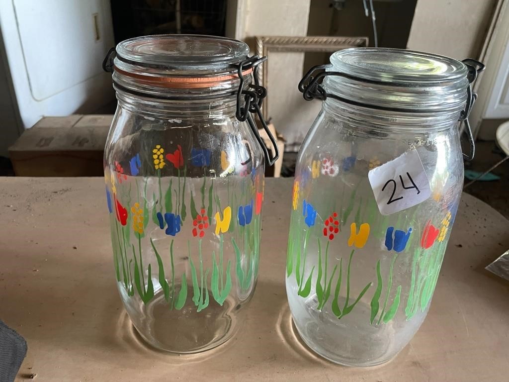 2 cute jars with lids