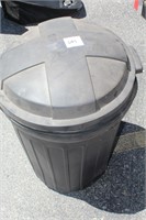 Commercial Trash can w lid