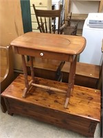 Early cottage parlor table with drawer. 28 x 17 x