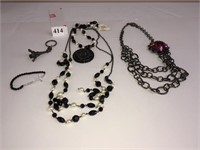 PENDANT NECKLACE WITH WHITE AND BLACK PEARL BEADS