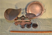 Lot: cast iron balance scale with brass pan and 3