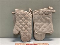 NEW CLEAN OVEN MITTS AND MORE