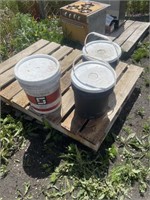 2 1/2 pails of concrete antiquing release