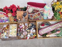 GROUP LOT OF HOLIDAY DECORATIONS: