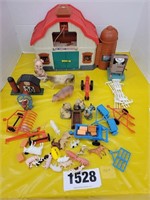 Plastic Barn, Asmt of Barn Animals/Toys