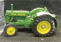 1/43 SCALE JOHN DEERE DIE CAST TRACTOR