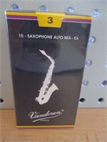 10 Saxophone Alto SR2163 Reeds