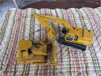 2 JOHN DEERE TOYS - 200LC EXCAVATOR, 850C DOZER