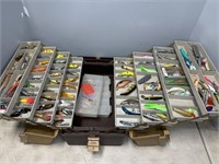 TACKLEBOX W/ ASSORTMENT OF LURES