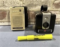 (2 PCS) VINTAGE BROWNIE HAWKEYE CAMERA & VALIANT