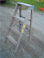 4' WOOD LADDER