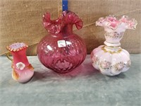 CRANBERRY LAMP SHADE W/ 2 FANCY FLORAL VASES