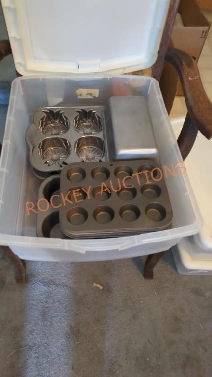 Kitchen tote lot ( muffin tins, bread tins and