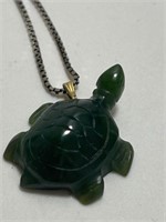 VINTAGE CARVED JADE TURTLE NECKLACE 19IN L