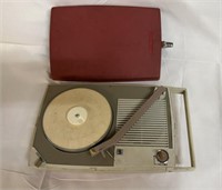 PORTABLE BATTERY OP 45/33 RPM SINGER RECORD