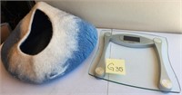 L - BATHROOM SCALE, CAT BED (G35)