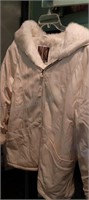 Ladies Komitor White Winter Jacket w Faux Fur &