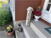 YARD ART, PLANTERS