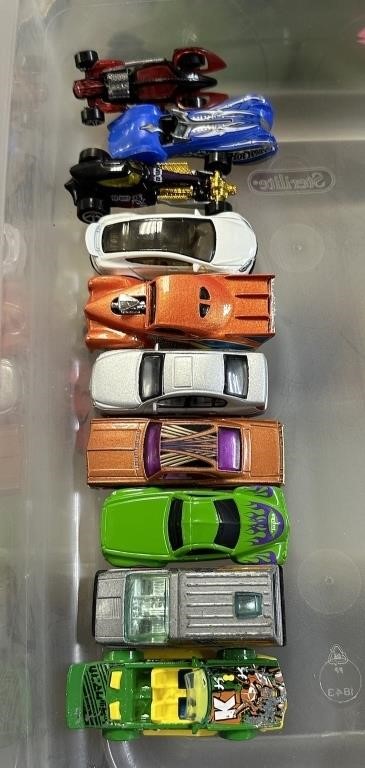 LOT OF 10 HOT WHEELS OR SIMILAR TOY CARS