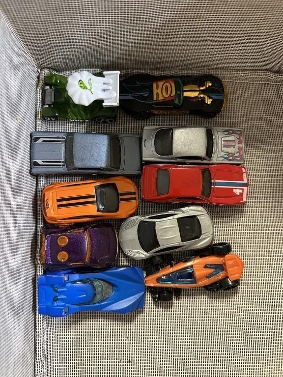 LOT OF 10 HOT WHEELS OR SIMILAR TOY CARS