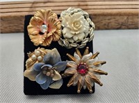 COLLECTION OF 4 BROOCHES SMALL