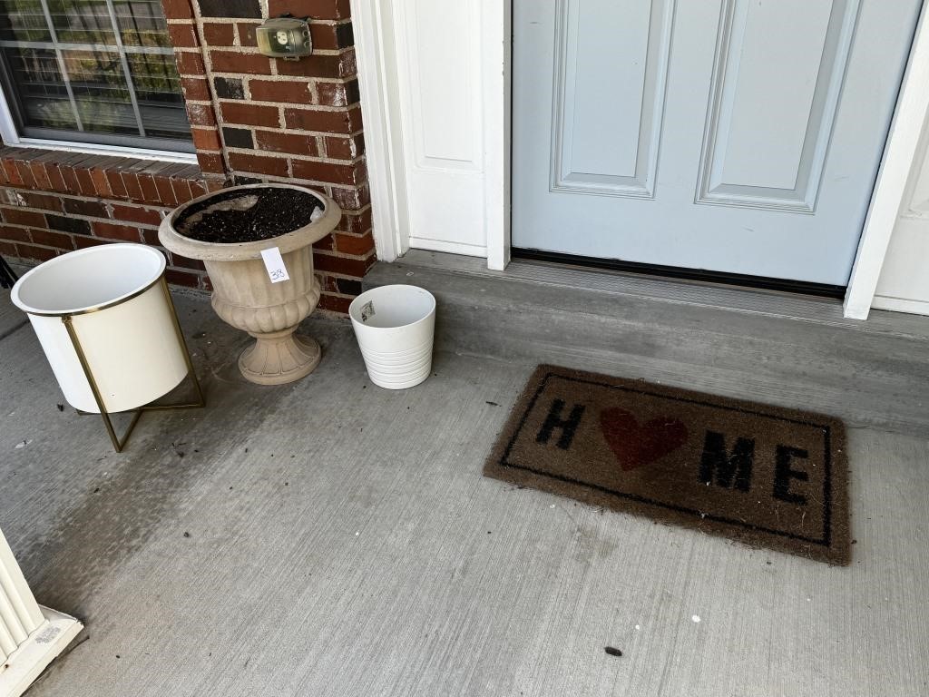 3 Flowerpots & Doormat on Front Porch