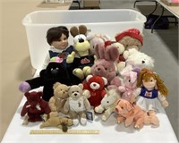 Lot w/ beanie babies, stuffed animals, & dolls