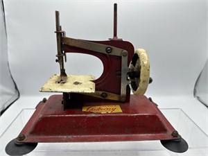 Vintage gateway metal child’s sewing machine
