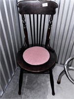 ANTIQUE WOOD PARLOR CHAIR