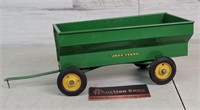ERTL John Deere Flare Side Box Wagon 1:16 Scale