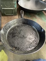 Cast iron skillet 10”