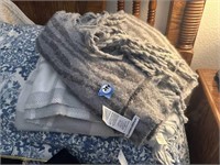 PAIR OF VERY SOFT THROW BLANKETS LIKE NEW