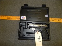 Ruger SR40 .40 cal Pistol with case