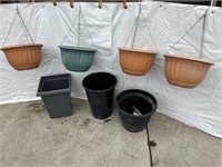 Lot: planter and hanging planter pots