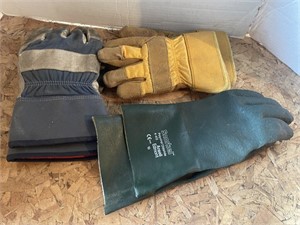 Men’s work gloves.