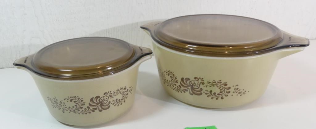 2 vintage PYREX dishes