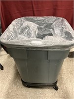 28 gal square Rubbermaid  Garbage w/cart