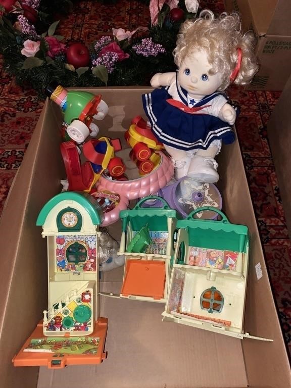 LOT OF CHILDRENS TOYS INCLUDING DOLL HOUSES,