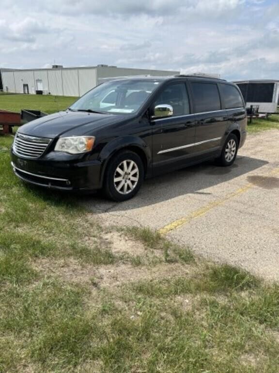 2011 Chrysler minivan, 112,000 miles. Starts and