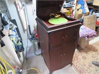 Vintage Victrola Record Player in Cabinet (Works)