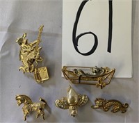 ASSORTED BROOCHES