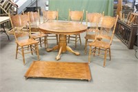 Dining Room Table w/Leaf & (6) Chairs