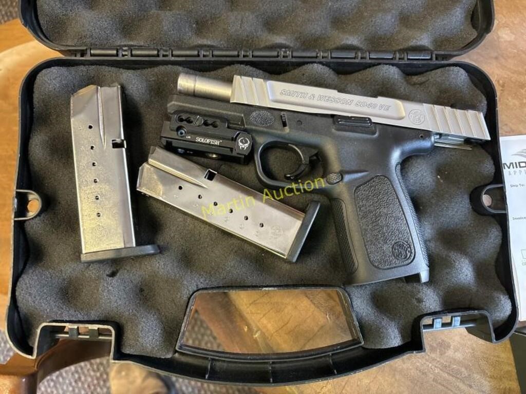 S&W 40 Cal. Model SD 40VE w/ Case