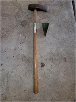 Wood handle splitting maul with splitting wedge