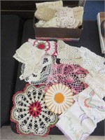 SELECTION OF VINTAGE DOILIES AND LINENS