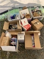 Lot with miscellaneous items: baskets, robot toys,