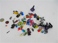Plusieurs pièces de personnages LEGO et autres