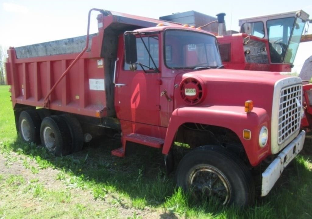 1972 Ford 800 grain dump truck with Ford V8